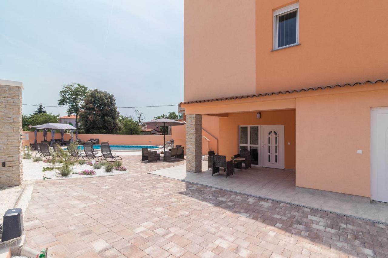 Villa Car Pula Buitenkant foto